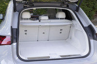 後席使用時の荷室容量は520リッター。ラゲッジカーペットまで真っ白だ。