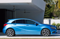 先代「Aクラス」のサイドビュー。ドアハンドルの位置とは無関係に下降線を描く上部のラインと、車体中央部で唐突に向きを変える下部のラインとが、リアドアでぶつかっている。