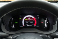 新たに採用された7.0インチTFTカラーマルチインフォメーションディスプレイ。表示のデザインは「Casual」「Smart」「Sporty」（写真）から選択できる。