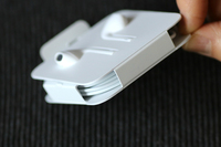 EarPodsイヤホンの巻き取りは、Lightningコネクターも一緒に収納した、技ありの紙製。なかなかセンスが良い。