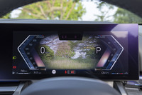 メーター用の液晶スクリーンは12.3インチ。フロントのカメラ映像を映し出せるのが実用的にして面白い。