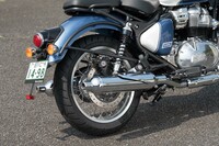 リアまわりではLED式のコンパクトなテールランプと、クロームメッキで仕上げられたピーシュータースタイルの2本出しマフラーが目を引いた。