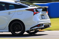 リアまわりは、フィンの付いたルーフガーニッシュやトランクスポイラーなどで走行風を整流し、ダウンフォースを高めている。