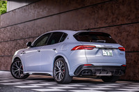 今回試乗した最上級モデル「グレカーレ トロフェオ」のボディーサイズは全長×全幅×全高＝4860×1980×1660mm。エントリーモデルの「グレカーレGT」よりも15mm長く、30mm幅広く、10mm低い設定だ。