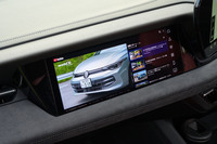 オプションで用意されるパッセンジャーディスプレイ。ドライバーのわき見運転を防ぐため、停車中は多方向から映像が見えるものの、クルマが走りだすと運転席側からは見えなくなる（＝真っ黒に見える）。