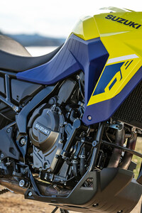 排気量776ccの新型エンジンは、「Vストローム1050／650」のそれとは異なり、並列2気筒のシリンダーレイアウトを採用することで、コンパクトな設計を実現している。最高出力は84PS、最大トルクは78N・mだ。