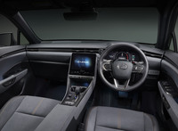 インストゥルメントパネルは水平基調のすっきりとしたデザイン。ヘッドアップディスプレイとステアリングスイッチによって前方から視線を移動せずに各種セッティングが可能なタッチトレーサーオペレーションを採用している。