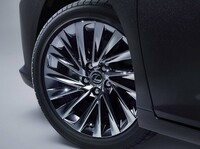 専用スパッタリング塗装を施した“グレイスフルエスコート”のアルミホイール。