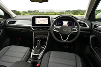 ダッシュボードやドアトリム、ドアアームレストには、ステッチを施したソフトパッド素材を採用。インテリア全体の質感をアップさせており、マイナーチェンジ前に感じた質感の物足りなさが一気に解消した。