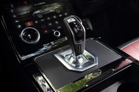 トランスミッションは9段のトルコン式ATを採用。出力の違う他の2リッターガソリンターボエンジンやディーゼルターボエンジンにも、すべて同じギア比のATが組み合わされている（最終減速比も同じ）。