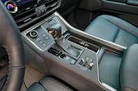 ローレンジ／ハイレンジの切り替えや、2個のデフロックの作動、ドライブモードの切り替えなどは、センターコンソールに配されたスイッチ類で操作。機能が多いわりに操作系はすっきりとしていて、非常に分かりやすかった。