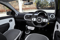 新グレード「ゼン」のインテリア。エアコンがマニュアル式となるほか、オーディオのウーハーや、サングラスホルダーなど一部の収納が省かれている。