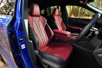 トーンを抑えた赤のカラーネームは「ダークローズ」。ヒーターだけでなくベンチレーションも標準装備。