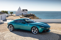 フェラーリの新型FRスポーツカー「アマルフィ」は、2025年7月1日（現地時間）にイタリアの景勝地であるアマルフィ海外で世界初公開された。