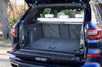 上下2分割式のテールゲートはどちらも電動で開閉できる。荷室の容量は650～1870リッター。