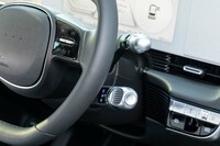 シフトセレクターはステアリングコラムから伸びている。先端をひねることで操作する点が珍しい。