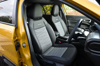 ブラック／グレーのはっ水シートは、ウオッシャブルと形容してもよい高い耐水性を備えている。BEVに用意されるシートヒーターや、電動調整機構などは省略されている。