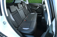 リアシートには6：4の2分割可倒機構が備わる。