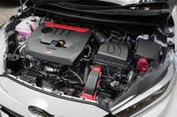 写真前方の赤いコールドエアインテークとサブラジエーターが「クーリングパッケージ」としてオプション設定されている。