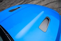 フロントフードには、「SVR」専用の大型バンパーと対になるボンネットベントが追加されている。フロントから取り入れた空気を、効率的に排出する役割を担う。