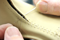 レザーは職人の手作業によって、ていねいに縫われていく。100人を超える職人が24時間態勢で、この縫製作業を行うという。