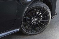 「GRヤリスRS」のエンケイ製18インチ鍛造アルミホイール。試乗車には、ダンロップの「SP SPORT MAXX 050」タイヤが組み合わされていた。