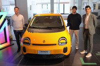 シエナのルノー／ダチア販売店「パンパローニ」で営業を担当している若手スタッフの皆さん。左からアンドレア、エドアルド、クリスティアンの各氏。