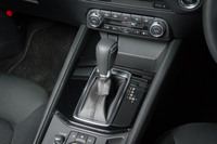 6段ATについては従来モデルから変更はない。手動変速はシフトセレクターの操作で可能なほか、ディーラーオプションでステアリングシフトスイッチも用意されている。