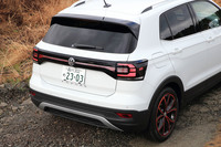 左右に配置されるテールランプの間をガーニッシュでつなぐ「ブラックトリムフレーム」と呼ばれる新しい意匠が採用された「Tクロス」のリアビュー。ライセンスプレートの下に車名エンブレムが配置されるのも新しい試みだ。