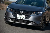 日産車のアイコンである「Vモーショングリル」のデザインも新世代に。薄型のヘッドランプはグリルと一体化されている。