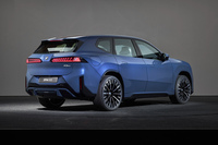 ラインナップは順次拡大されるはずだが、まず発表されたのは「iX3 50 xDrive」の1グレードのみ。前後にモーターを搭載し、システム最高出力469PSを発生する。