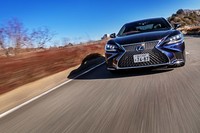 レクサスのフラッグシップサルーン「LS」は、2018年8月に一部改良を受けている。ハイブリッドモデルでは、エンジンサウンドや変速制御のチューニングのほか、制振材の追加などにより静粛性を向上させたという。