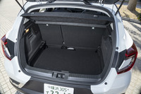 後席を使用する5人乗車時の荷室容量は、クラス最大となる536リッター。60：40の分割可倒式となる後席背もたれを前方に倒せば、最大1235リッターにまで荷室容量を拡大できる。