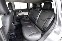 「リミテッド」の後席は3分割の可倒式。他のグレードのものは2分割となっている。