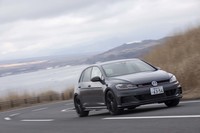 専用色の「ピュアグレー」をまとった「ゴルフGTI TCR」。フロントリップスポイラーとサイドスカート、ドアミラーに加えて、ルーフもブラックにペイントされる。