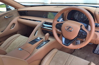 インパネまわりには曲面を多用するなどエレガントな仕立て。