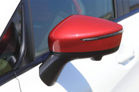 
	赤くペイントされたドアミラーも「NISMO」シリーズの識別点（ボディーカラーがレッドの場合は黒いカラーリングを採用）。
	