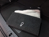 「コディアック」のラゲッジルームには、2人分のブランケットも。専用ホルダーに入れ、これまた専用のスペースに収納できる。