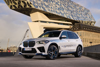 2023年2月にお披露目された「BMW iX5ハイドロジェン」は水素を使った燃料電池車だ。