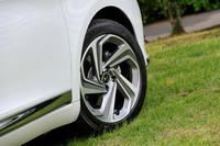 タイヤサイズは225/50R17から235/45R18に拡大。「ADELAIDE」と呼ばれる18インチアロイホイールが組み合わされる。