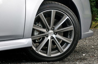 タイヤサイズは225/45R18。テスト車はブリヂストン・ポテンザRE050Aを装着。ガンメタリック塗装で切削光輝の18インチアルミホイールは「DIT」専用。