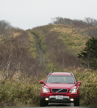 XC90の4WDシステムは、電制多板クラッチを用いる「ハルデックス」ユニットを搭載。10barの圧力をあらかじめかけておき、トルク伝達の遅延を最小限に縮める機能が付与された。