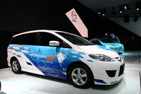 水素ロータリーエンジン搭載の「プレマシー ハイドロジェンREハイブリッド」。