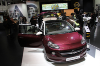 ライバルである「フィアット500」の本土に上陸！ イタリアにおけるデビューは2012年12月のボローニャモーターショーだった。