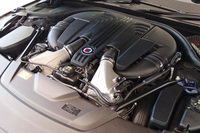 「BMW 750i」比で158psアップの608psを発生する、4.4リッターV8ツインターボエンジン。