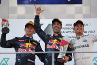 F1第16戦マレーシアGPを制したレッドブルのダニエル・リカルド（中央）、2位でレースを終えたレッドブルのマックス・フェルスタッペン（左）、メルセデスを駆り3位に入ったニコ・ロズベルグ（右）。（Photo=Red Bull Racing）