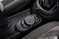 センターコンソールに備わるインフォテインメントシステムのコントローラー。