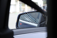 斜め後方に車両がいることを感知すると、ドアミラー内にある三角形のインジケーターが赤く点灯する。