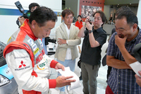 増岡選手が手に持っているのは、地図を刷りだし、コーナーの大きさや路面の特徴などを記載したもの。パイクスピークはブラインドコーナーも多いので、156カ所のコーナーの順番を、すべて暗記したのだとか。
    