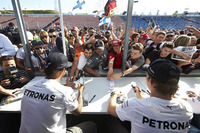 2014年シーズンの話題を総ざらいにしているメルセデスのロズベルグ（右）とハミルトン（左）。ランキング2位のハミルトンにはまたしても予選でトラブルが起きピットスタートという大きなハンディキャップがついたものの、レースではランキングトップでポールシッターのロズベルグの前、3位でゴールしたのだから勝負は分からないものだ。今回もハミルトンがチームオーダーを無視したりロズベルグを強引に抑えたりとレースを盛り上げ、両者のポイント差は14点から11点に縮まった。（Photo=Mercedes）
    